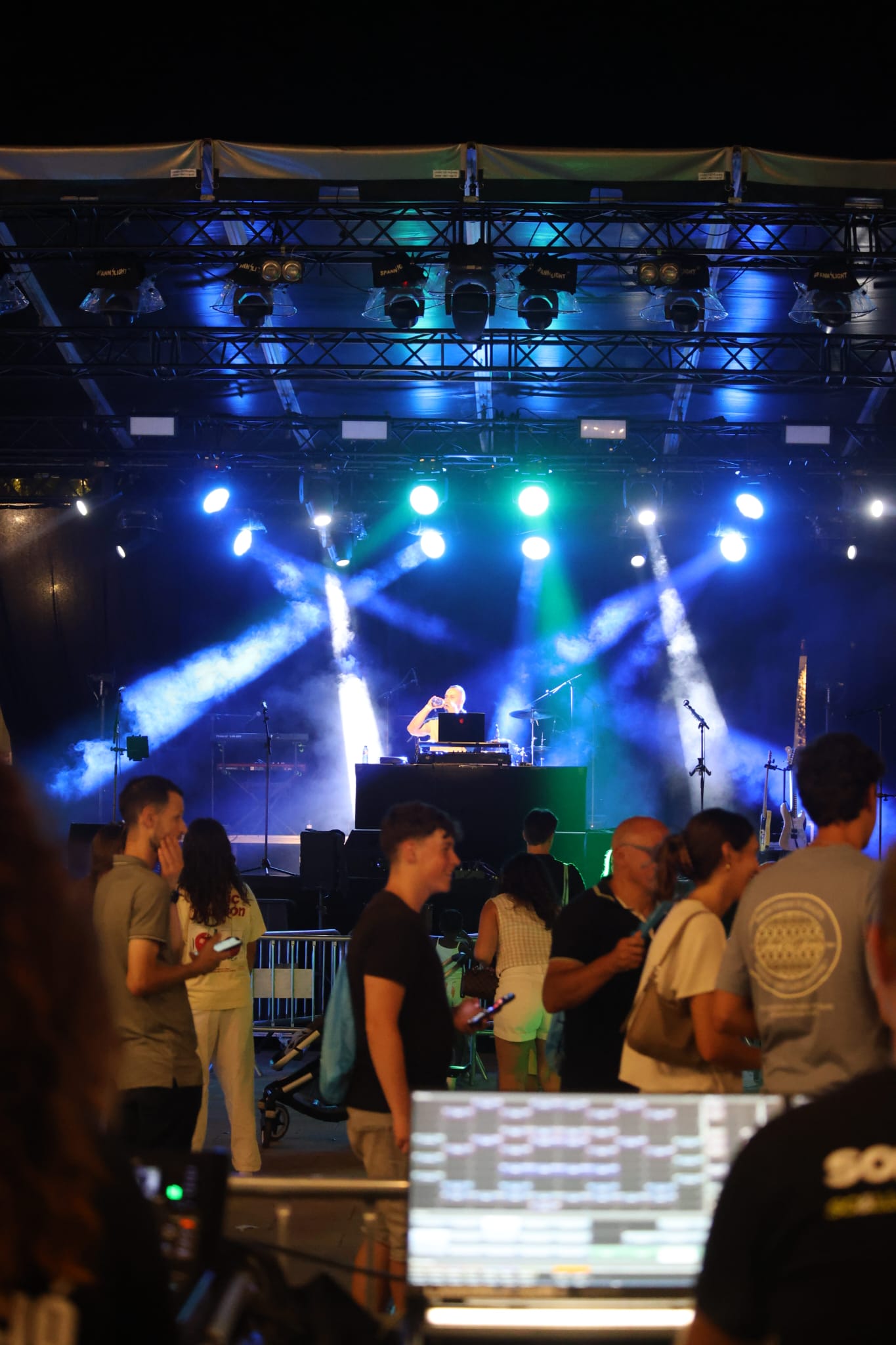 DJ DNY Events en un escenario de festival con público