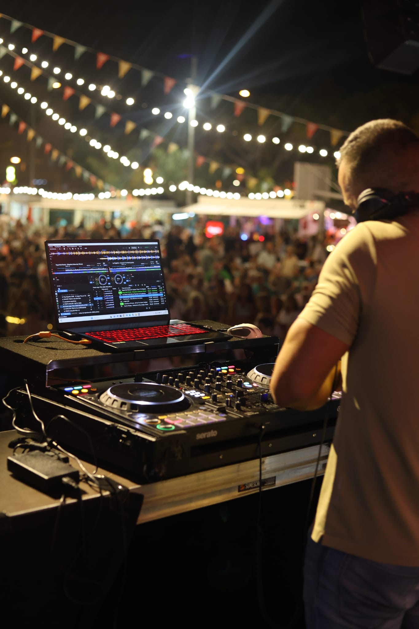 DJ DNY Events ante el público en un evento nocturno al aire libre