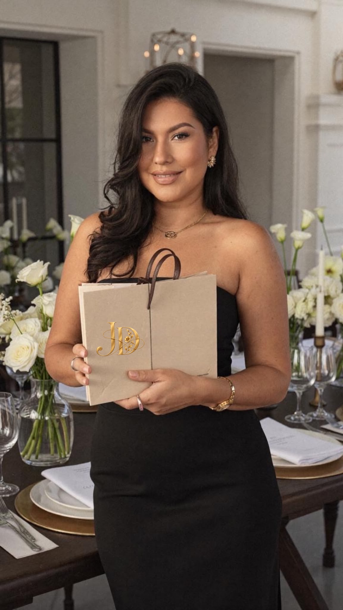 Jenniffer Delgado con la imagen de marca de JD Weddings & Events en un evento privado